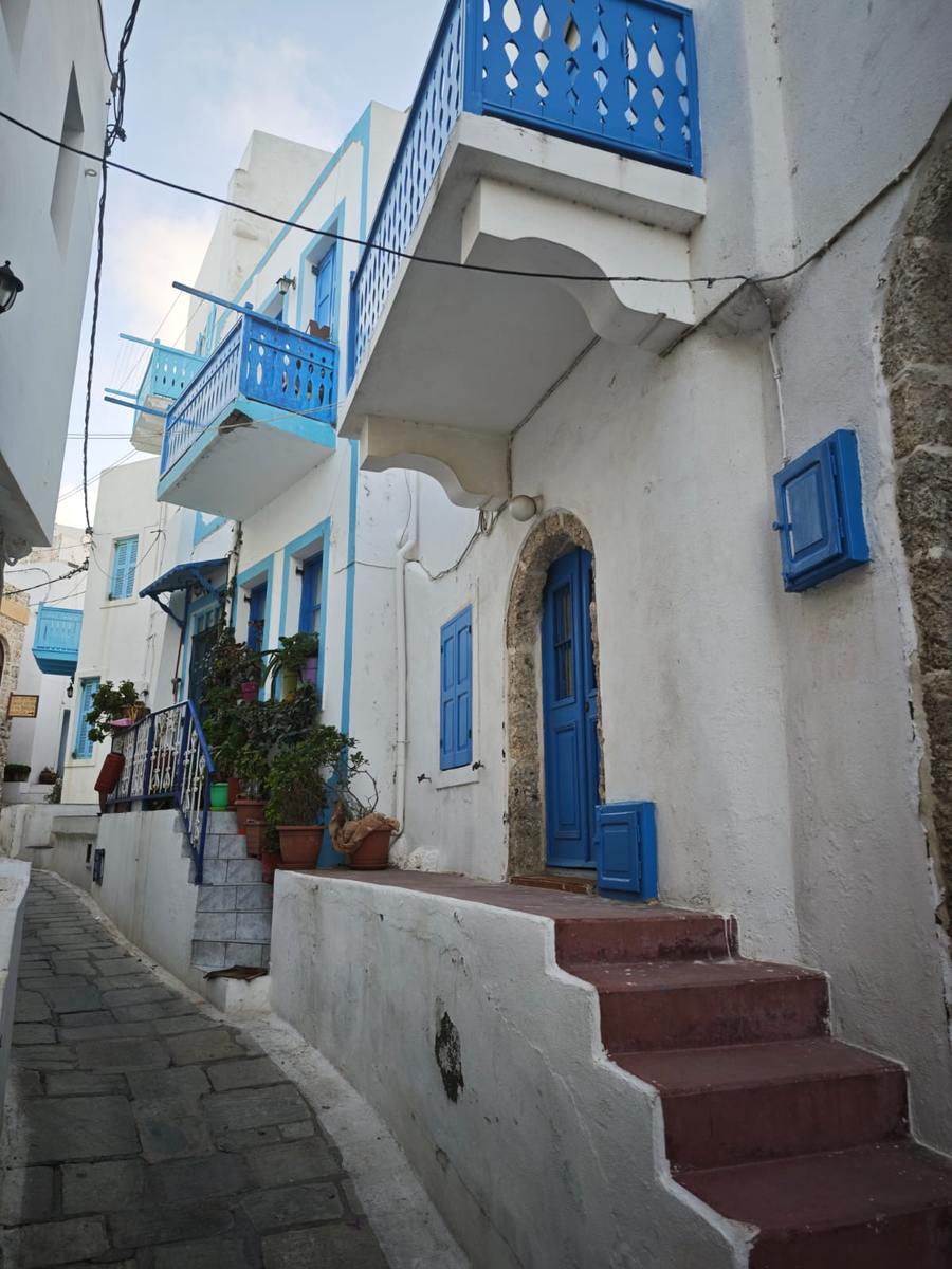 Weiß getünchte Gasse mit blauen Fensterläden